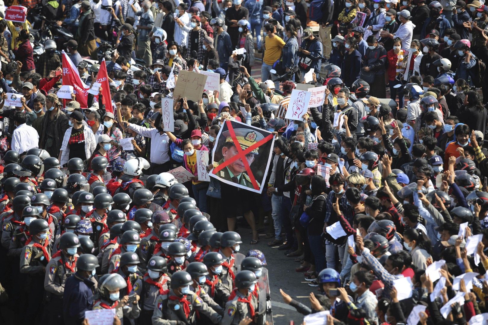Протестиращите в Найпидау, столицата на Мианма, се поздравяваха с три пръста - жест, символизиращ съпротива, по време на протестите срещу военния режим, взел властта след преврат