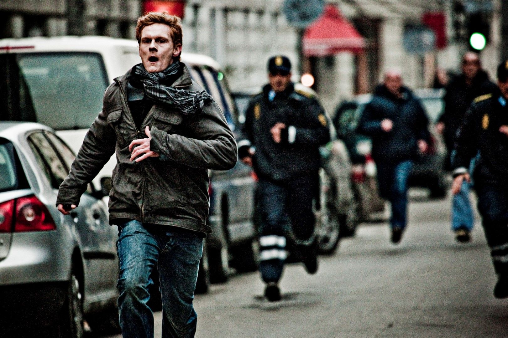 Братья быстро бежали к дому. Петер Плаугборг. Человек убегает от полиции. Бежит от полиции. Побег от полиции.