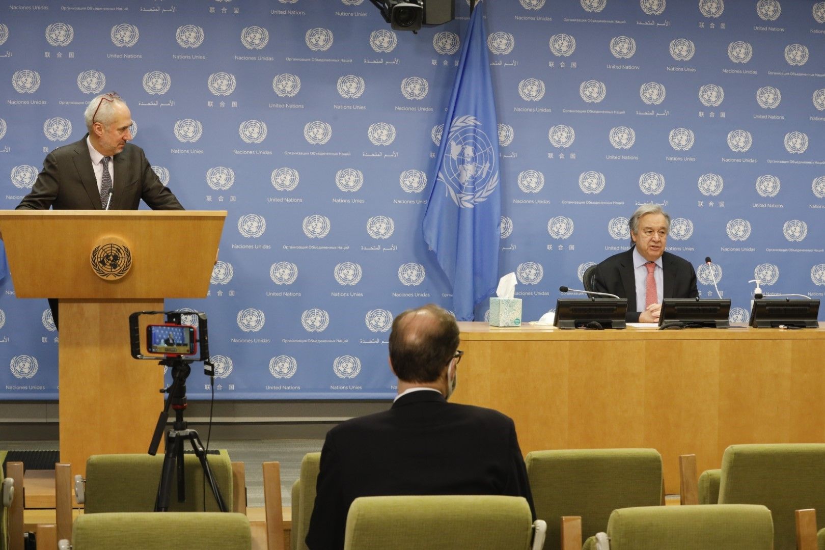 Генералният секретар на ООН Антонио Гутериш (вдясно) говори на пресконференция в централата на ООН в Ню Йорк на 5 февруари 2021 г. Гутериш приветства споразумението за нов временен изпълнителен орган за Либия