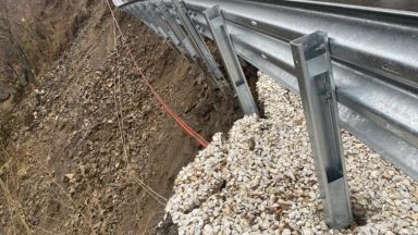 Пропаднала е част от подпорната стена в района на 98