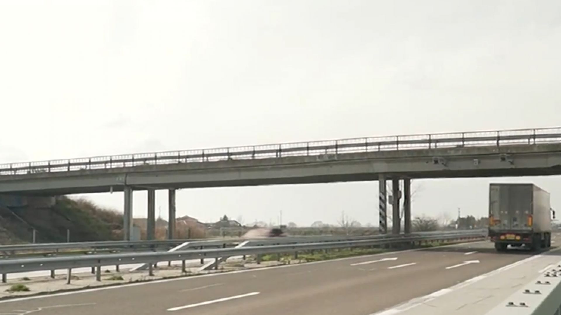 Опасно - деца хвърлят по камиони предмети и камъни от мост на магистрала "Тракия"