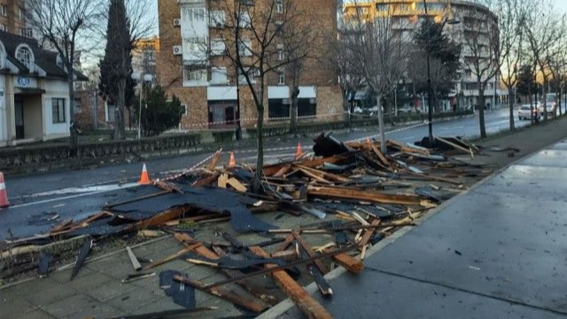 Ураганен вятър премина през Югоизточна България, в Несебър срути част от покрив на блок 