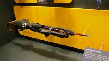 Фалшив зъб с цианкалий или кутия цигари със скрит фотоапарат