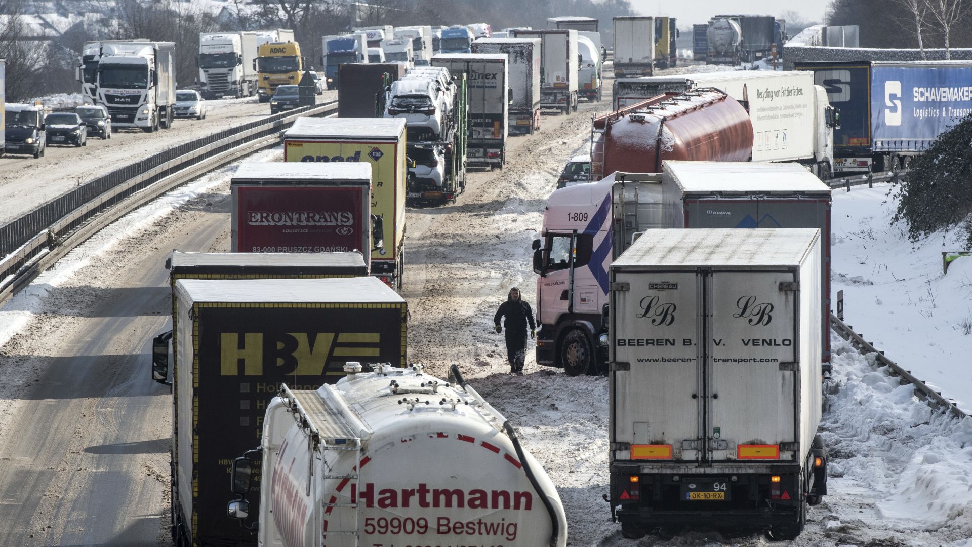 Снежни неволи в Европа: 37 км опашка от автомобили на магистрала (снимки и видео)