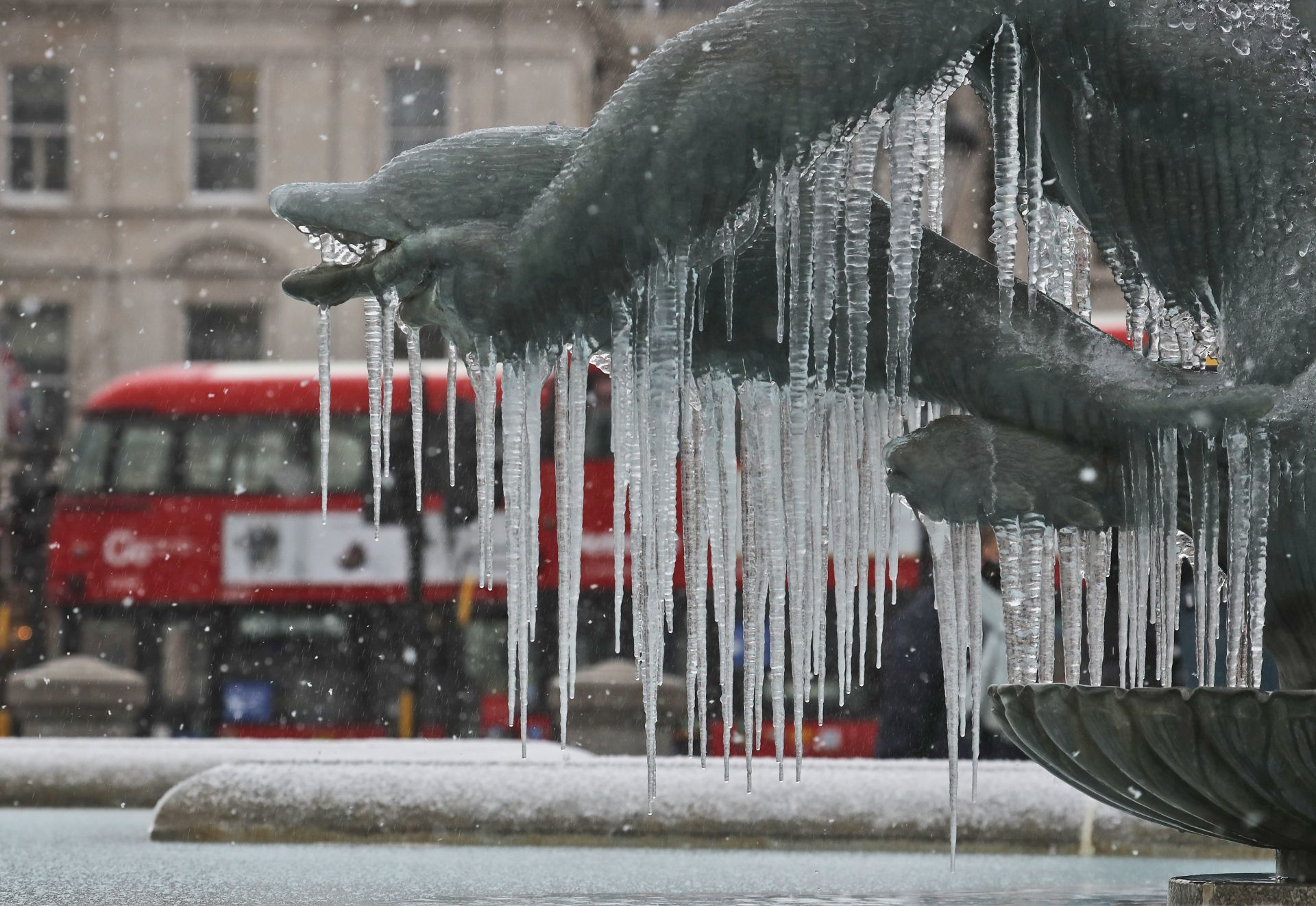 Ледени висулки на фонтана на площад Трафалгар, когато температурите паднаха под нулата в Лондон, вторник