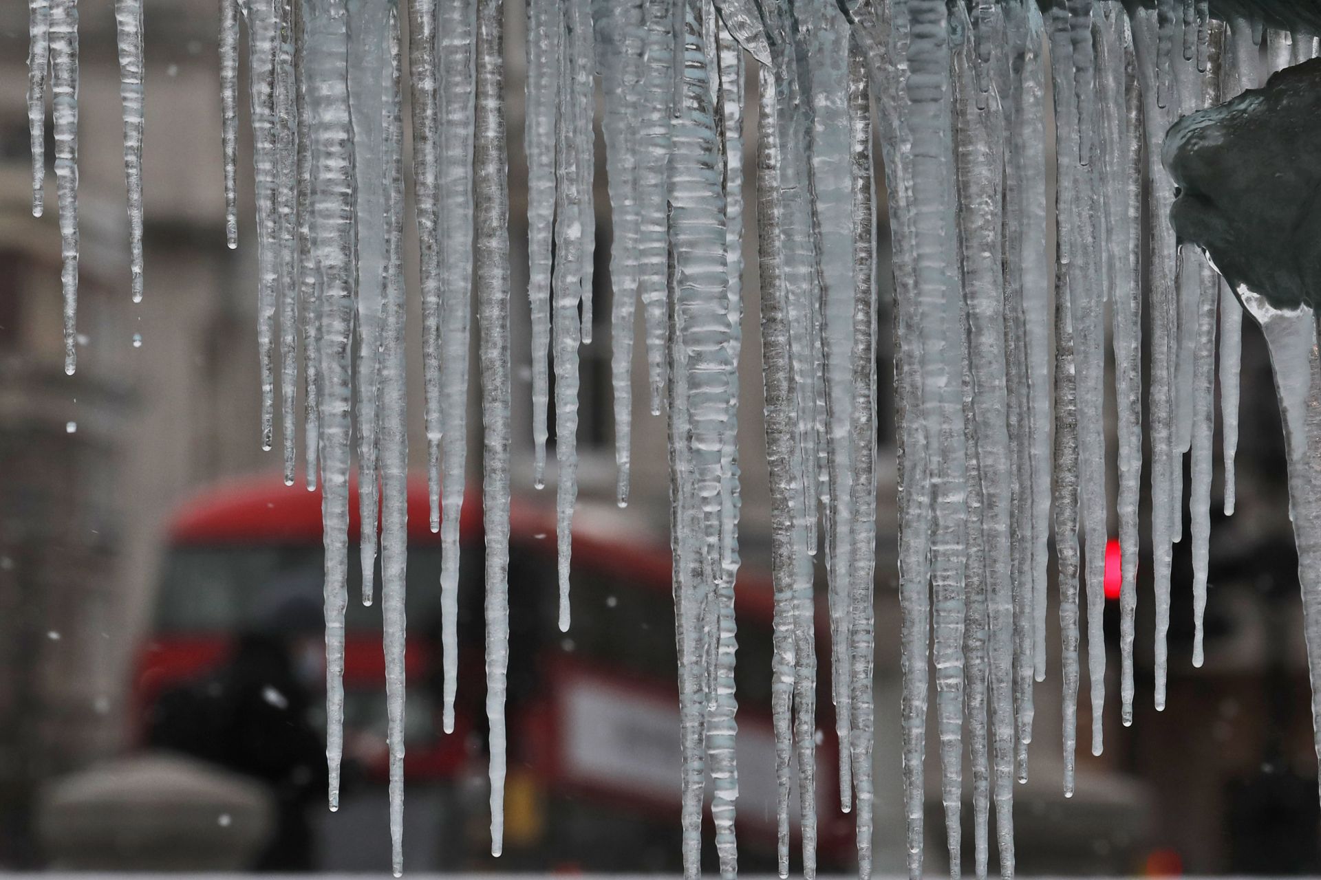 Ледени висулки на фонтана на площад Трафалгар, когато температурите паднаха под нулата в Лондон, вторник