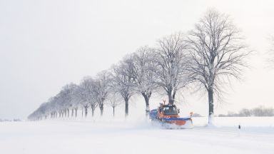 Обилен снеговалеж предизвика значителни нарушения на транспорта в Германия включително