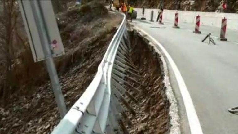Започва укрепването на рухналата подпорна стена на пътя Кричим-Девин. Това