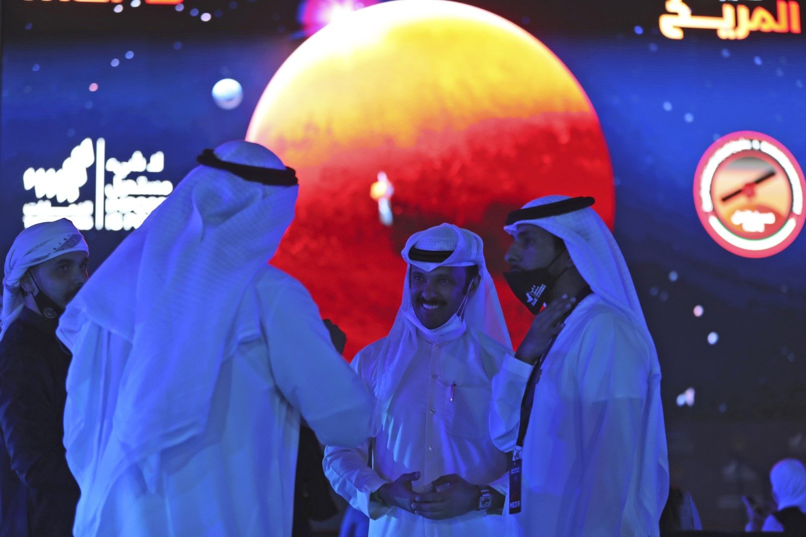  "На народа на ОАЕ и на арабските и ислямски нации, ние обявяваме успеха на ОАЕ в достигането на Марс", каза директорът на мисията