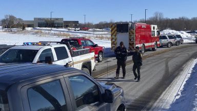 Стрелец откри огън и рани няколко души в клиника в