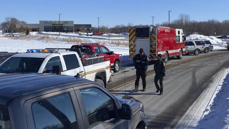 Стрелец откри огън и рани няколко души в клиника в