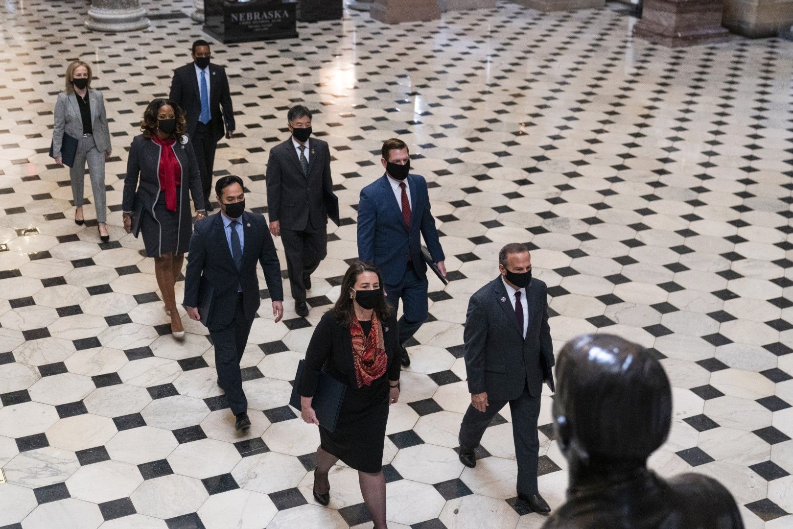 Мениджърите на кампанията на демократите за импийчмънт на Доналд Тръмп на път към залата на Сената в Капитолия, 9 февруари