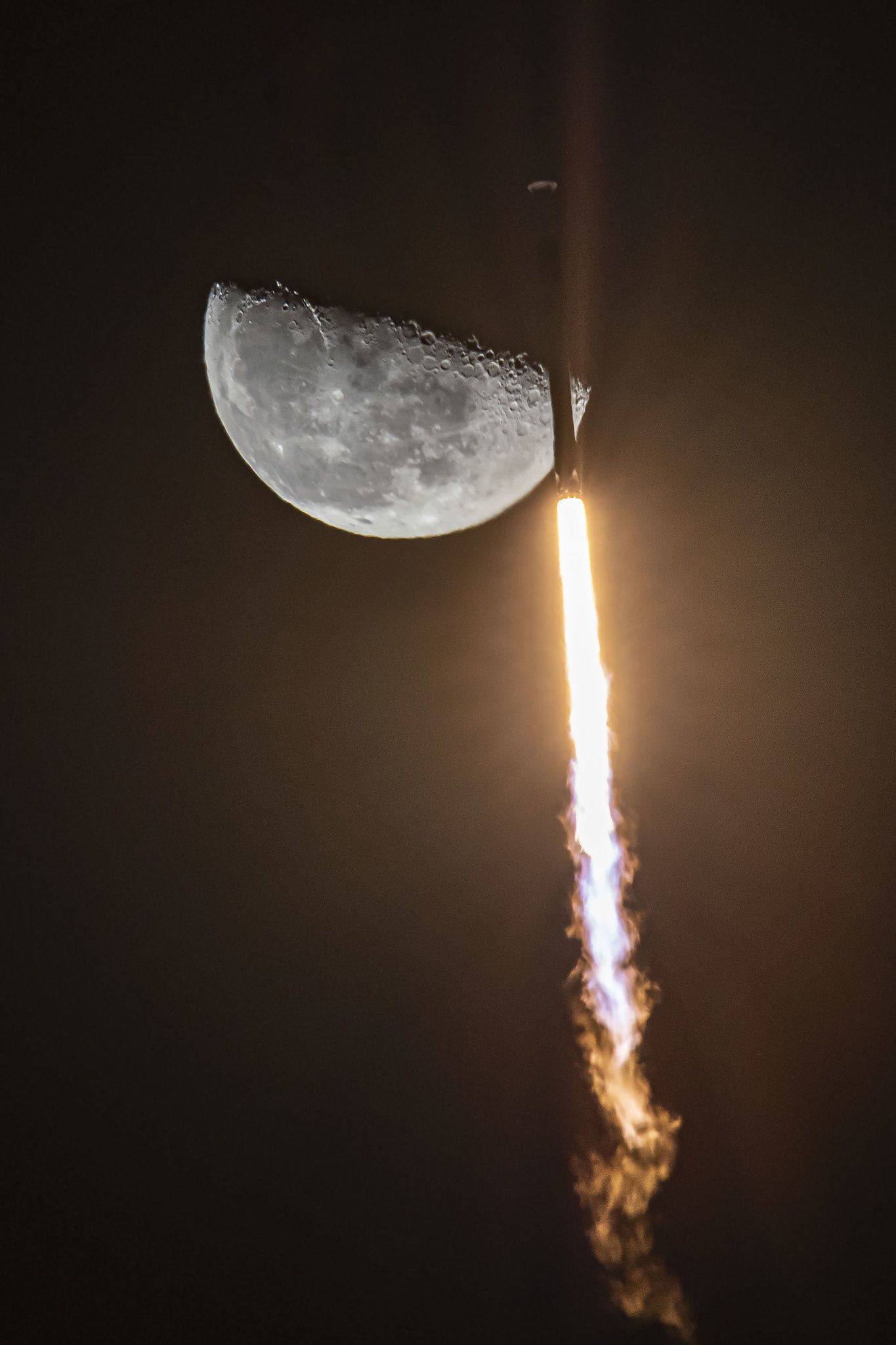 Излитаща Falcon 9