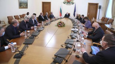 Средствата които отпуска правителството отиват пряко при хората Парите се