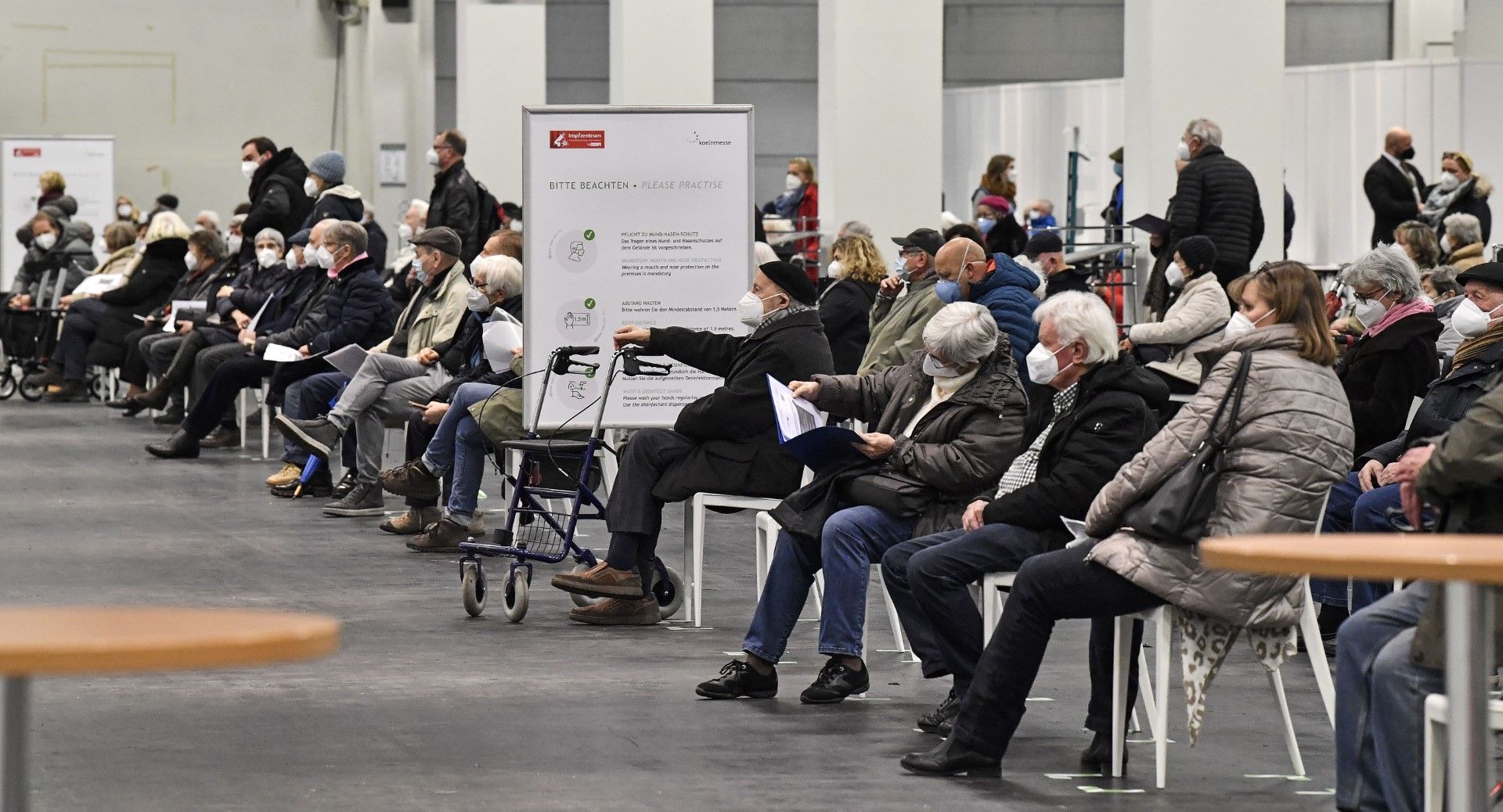 Възрастни хора чакат за ваксинация в имунизационен пункт в Кьолн през февруари