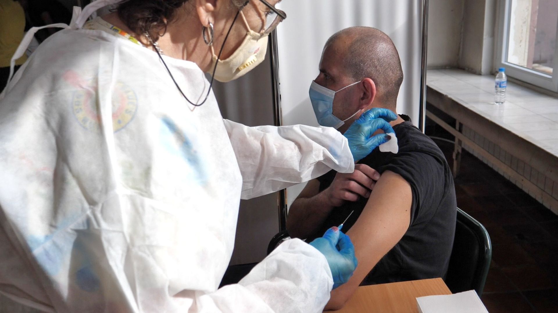 Започна ваксинирането на полицаите: 210 получиха първа доза (снимки и видео)