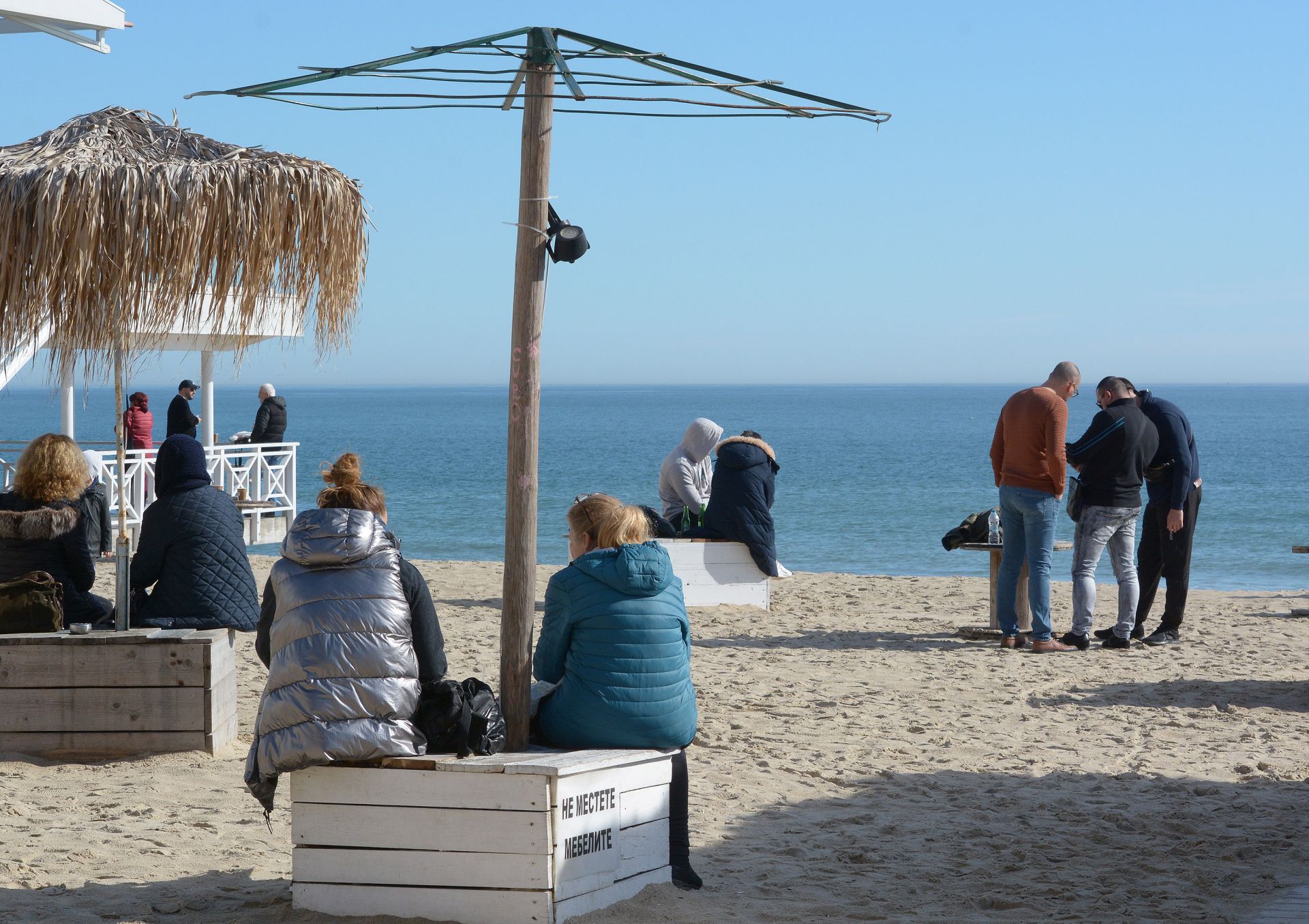  Жители на Варна посетиха Морската градина, крайбрежните заведения и плажа в необичайно топлия ден за месец февруари 