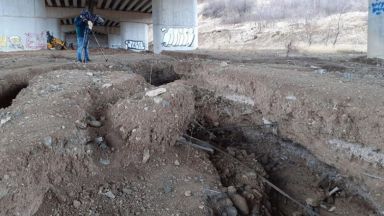Вода е изкопала 2-метрови улеи до носещи колони на магистрала „Струма” 