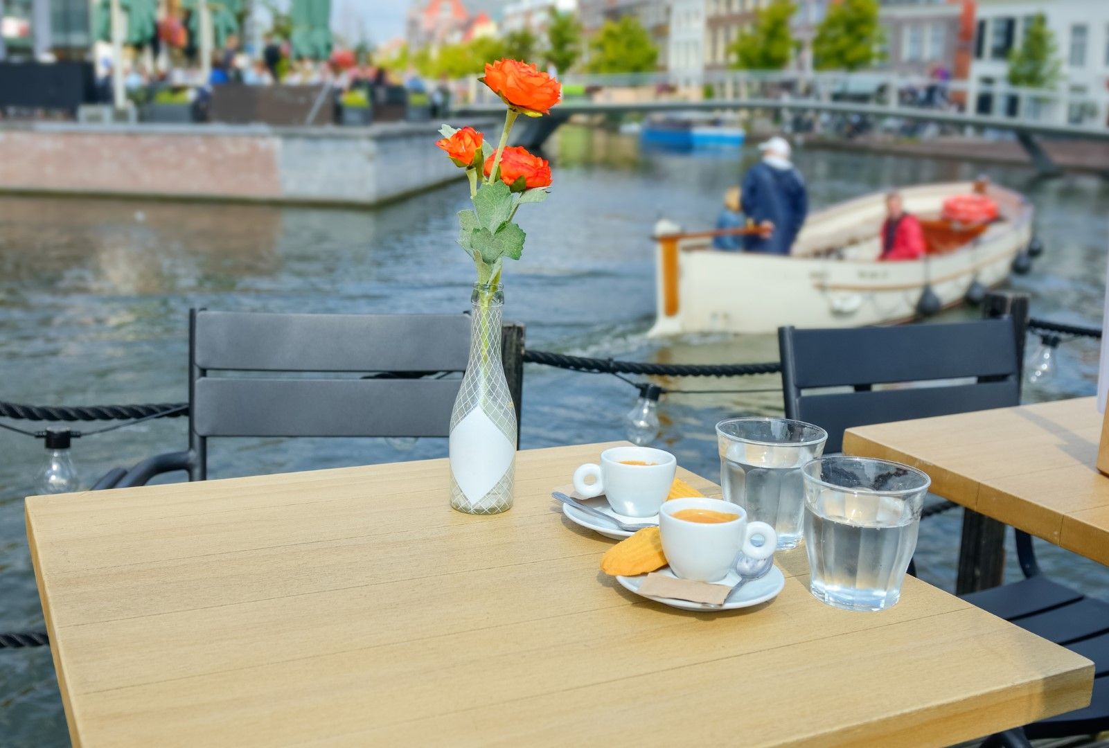 Заведенията край каналите са приятни за кафе на открито.