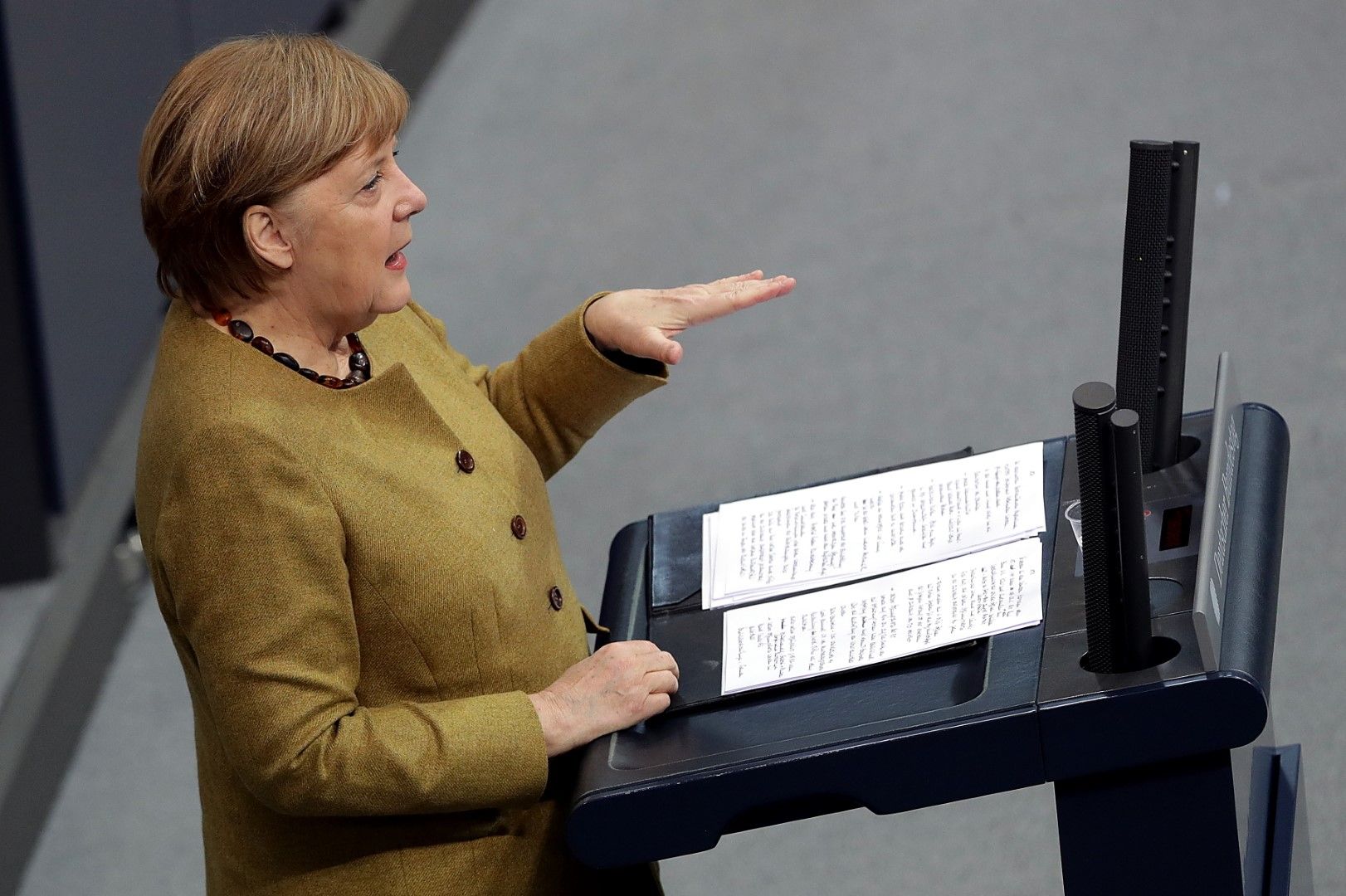 Канцлерът на Германия Ангела Меркел  говори пред Бундестага за ограничителните мерки, които ще продължат до 7 март