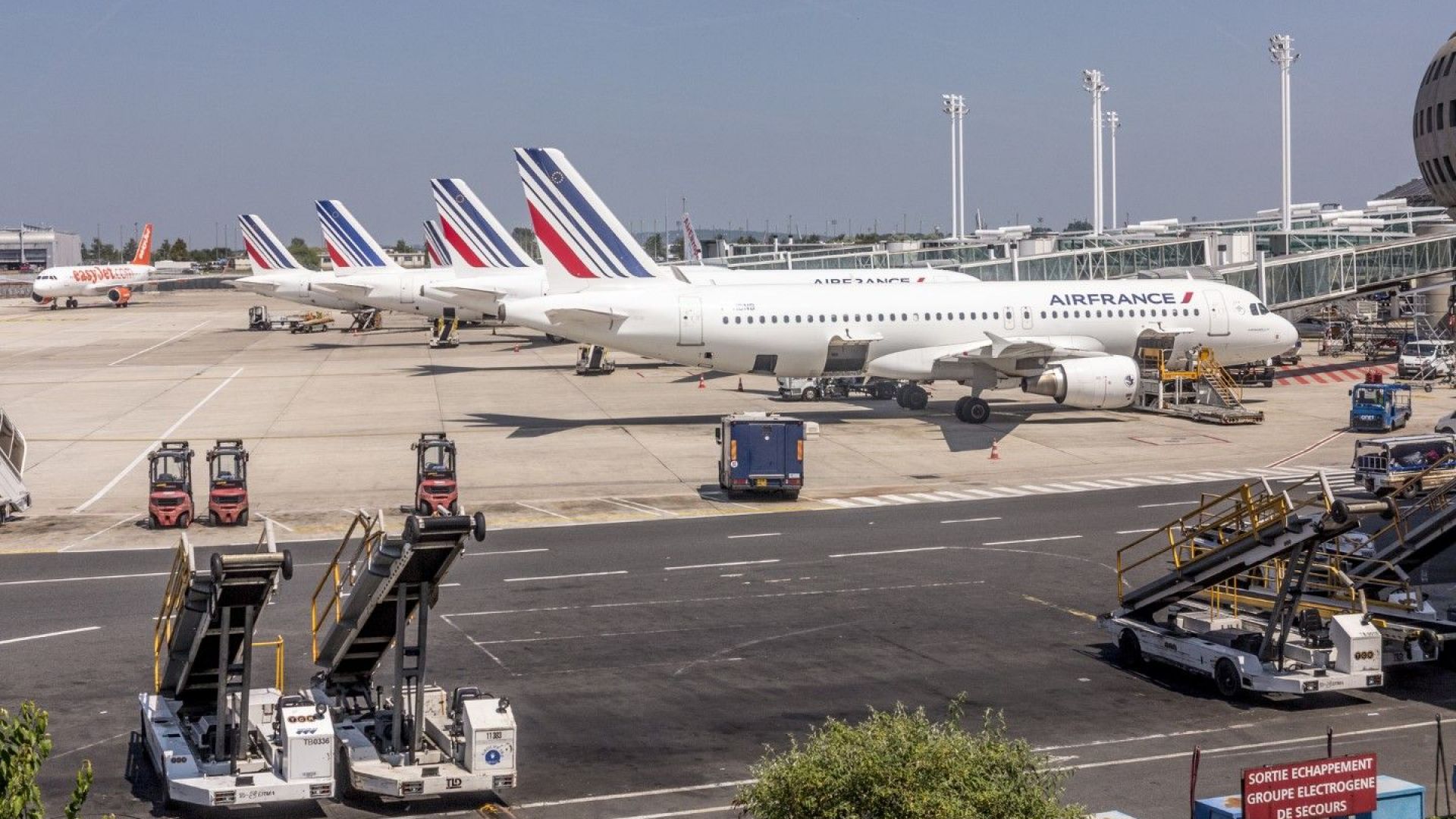 Стачка и хаос с полетите на летище "Шарл дьо Гол" в Париж 
