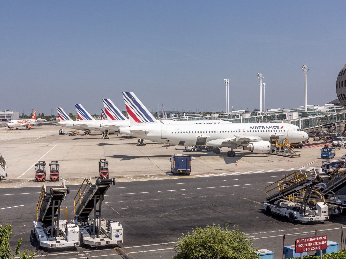 Летище "Шарл дьо Гол", открито през 1974 г., е второто най-натоварено летище в Европа след лондонското "Хийтроу"