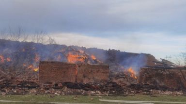 Пожар в селско стопанство изпепели храната на близо 1000 животни