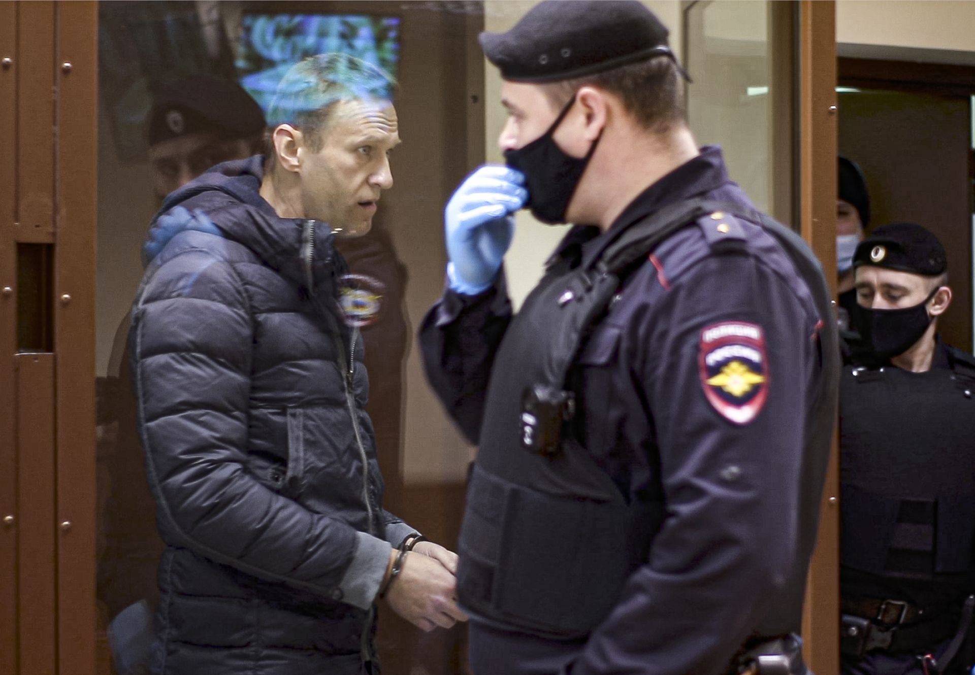 Алексей Навални беше доведен в съда с белезници
