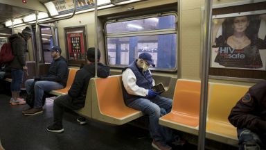 В метрото на Ню Йорк звучат съвети за маските от известни личности