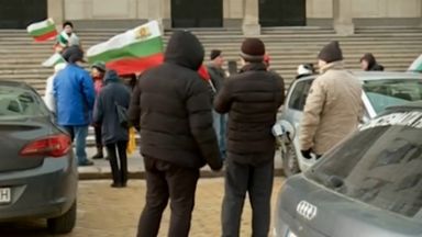 Протест срещу властта в София стигна до дома на премиера (видео)