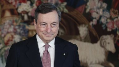 Правителството в Италия се сгромоляса, но премиерът Драги оцеля 