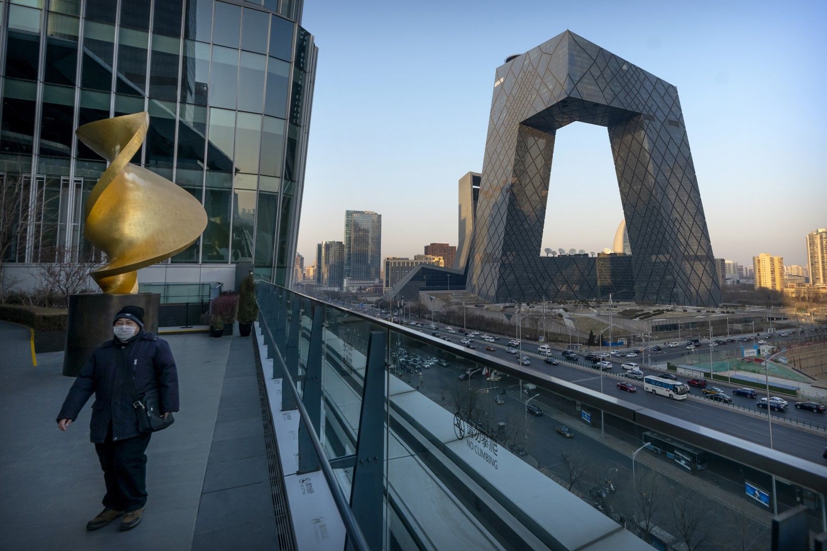В ляво е централата на държавния телевизионен канал "Чайна глоубъл телевижън нетуърк" (CGTN) в Пекин
