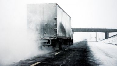 15 камиона закъсаха по пътя към граничен пункт Гюешево в