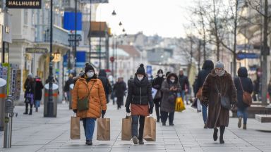 Въпреки забраната днес отново стотици протестиращи се събраха в центъра