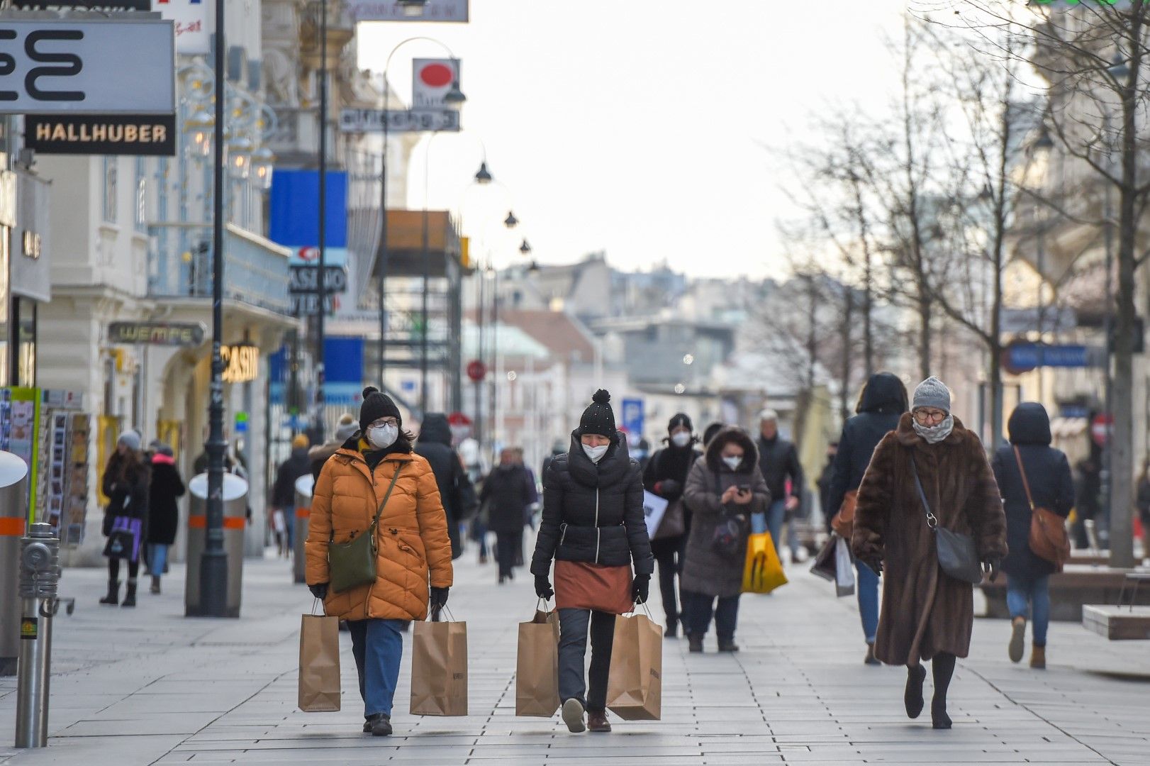 Пешеходци в центъра на Виена, 12 февруари. Австрия излезе в понеделник от третата си карантина, въведена на 26 декември, но в същото време бяха наложени ограничения за провинция Тирол