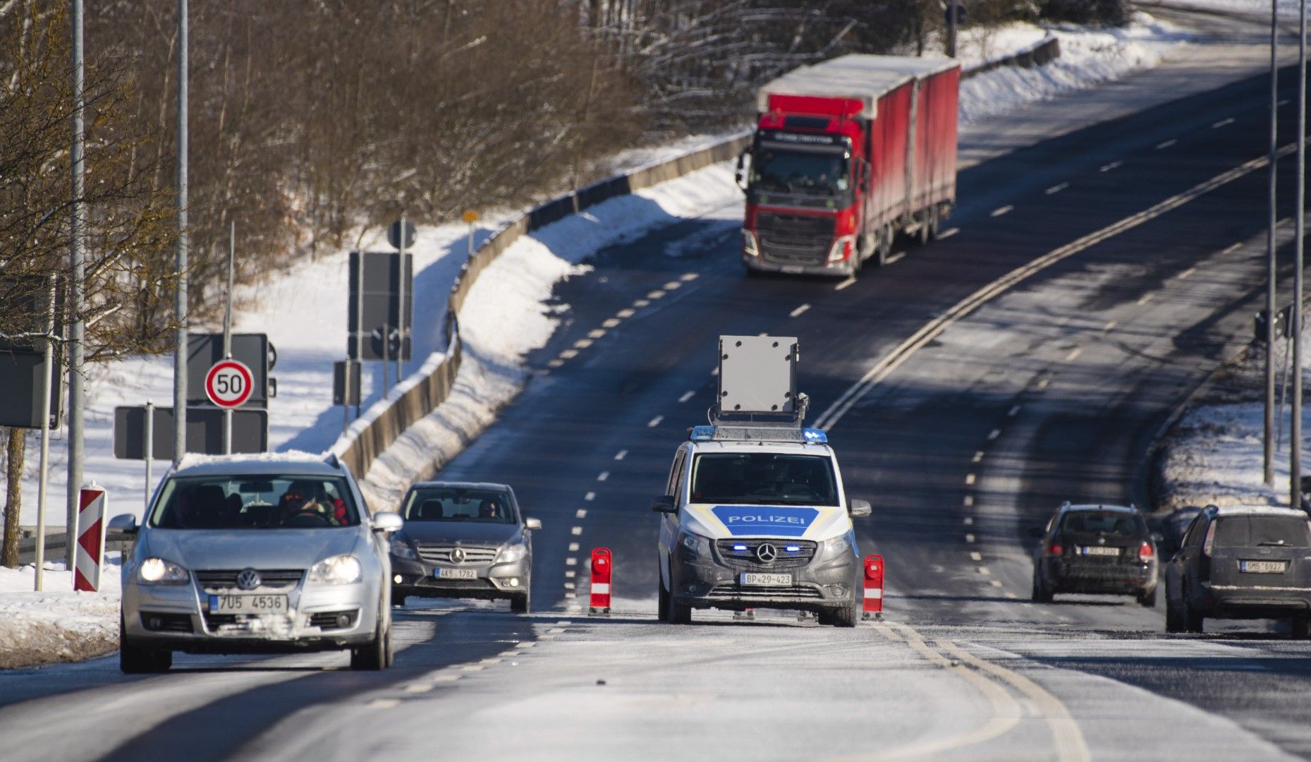 Коли преминават край полицейски патрул недалеч от границата на Германия с Чехия, 12 февруари