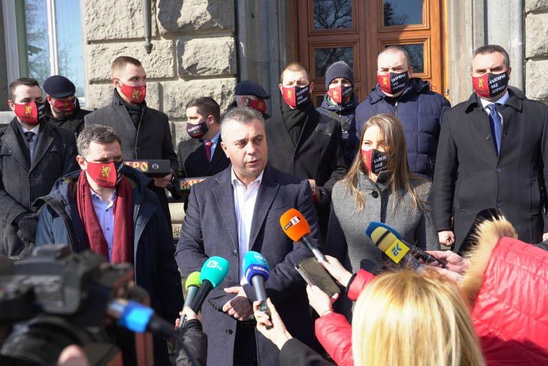 Юлиян Ангелов от ВМРО говори пред журналистите