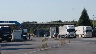 Възстановено е пропускането на товарни автомобили в двете посоки на