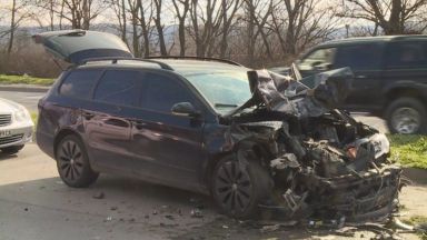 Тежка катастрофа затрудни движението след обяд на Крайезерния път във