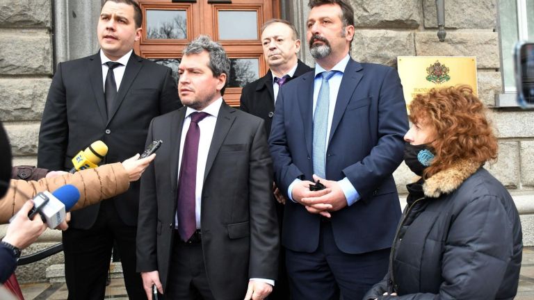 Партията на Слави Трифонов Има такъв народ внесе 4000 подписа