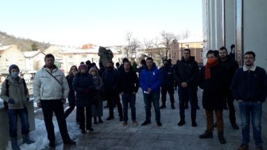 Полицейски кордон и протестиращи посрещнаха общинските съветници в Пловдив преди