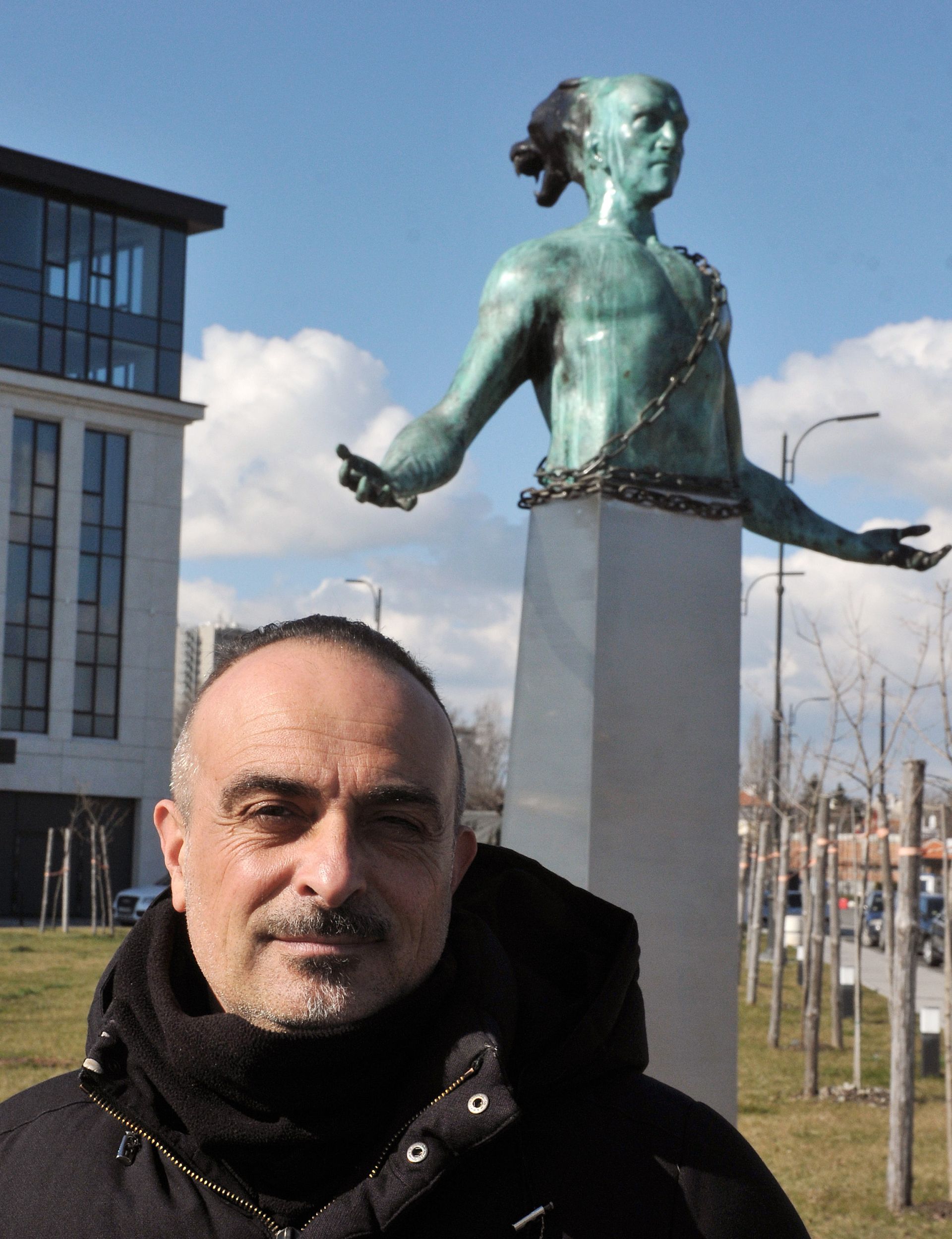 Нова 4-метрова скулптура на Боян Мага – Венеамин (Магесник) e монтирана на територията на Морска гара в Пристанище Бургас, а автор е художникът Георги Андонов(на снимката)