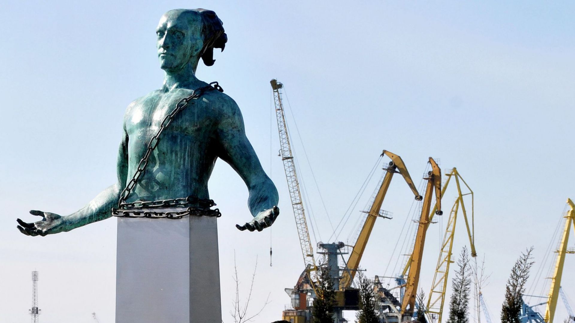 Скулптура на Боян Мага се извисява на Морска гара в Бургас (снимки)