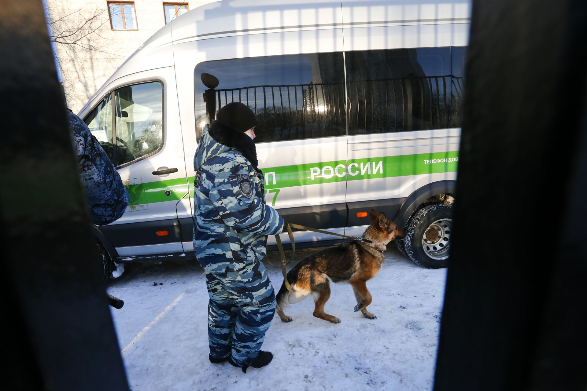 Служителите на реда охраняват дори с обучени кучета