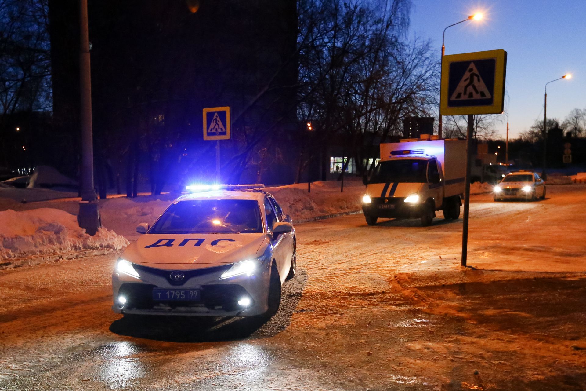 Микробус, ескортиран от полицейски коли, транспортира Навални в съда рано сутринта