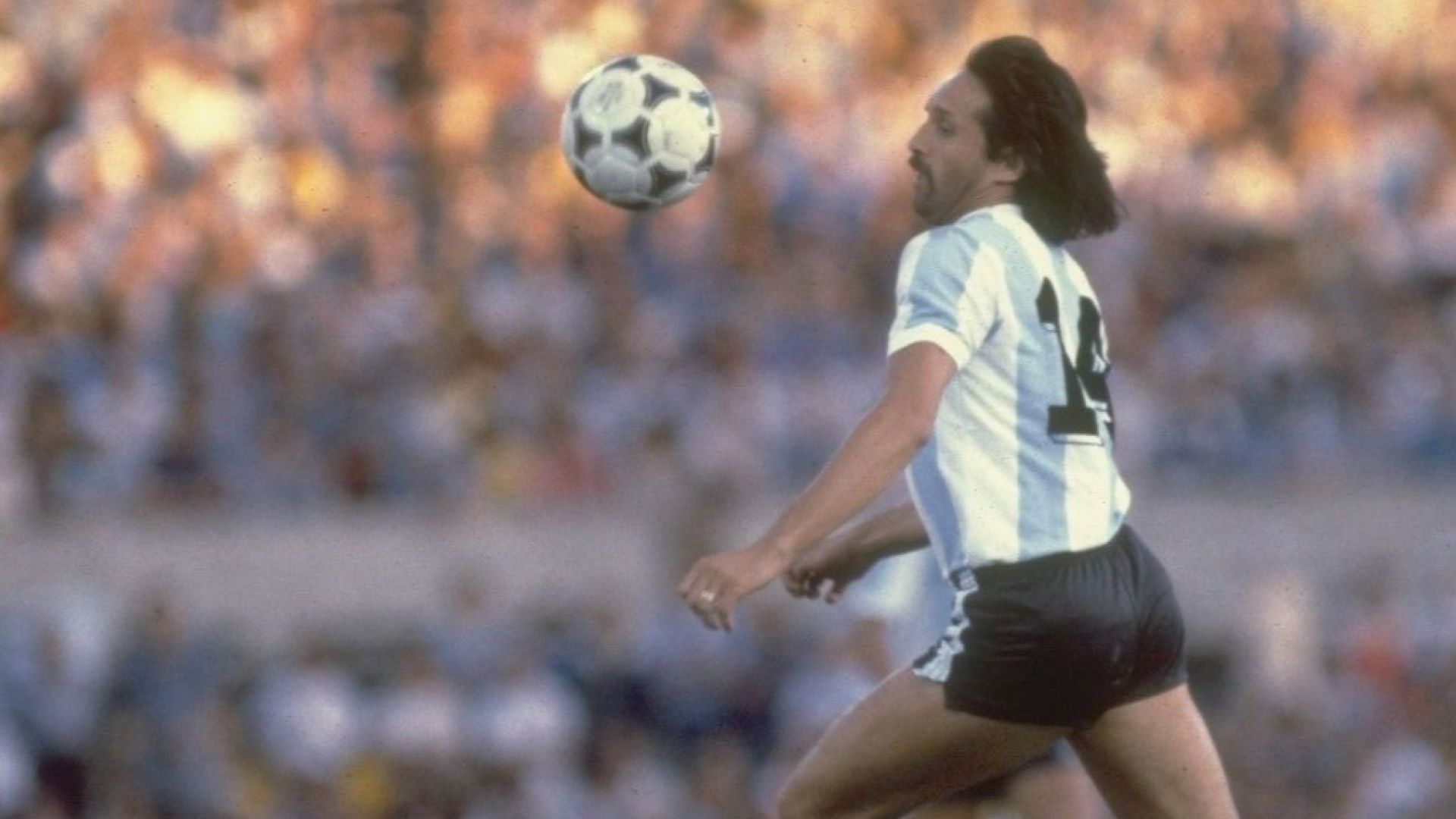 Аржентина пак e в траур заради футболен идол - отиде си мустакатият великан Луке