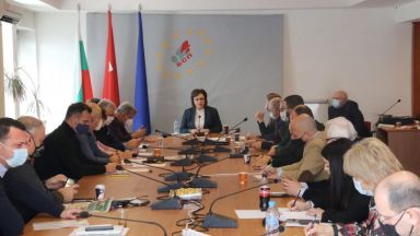 Лидерът на БСП Корнелия Нинова събра на обща среща водачите
