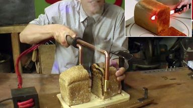 Нож препича хляба, докато го режем на филийки