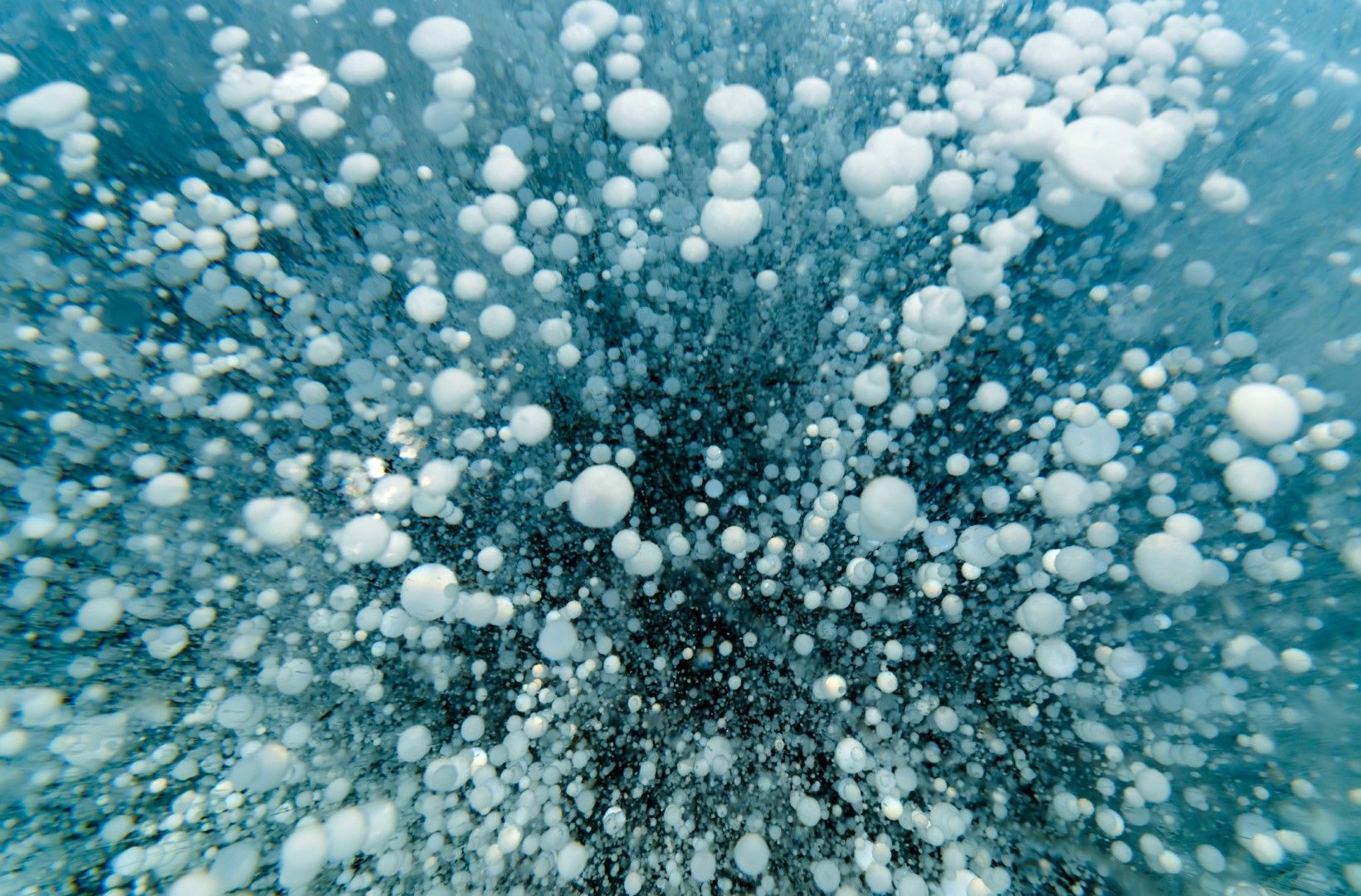 Мехурчета метан се виждат в прозрачния лед на езерото Байкал