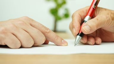 Изплащането на добавката става с отделен пенсионен запис и ще